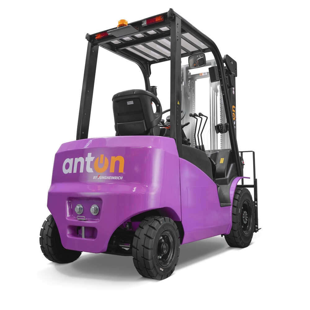 Termékkép száma 2: AntOn by Jungheinrich elektromos targonca CBH 2.5 háromtagú teleszkópos emelőoszlop, 4800 mm emelési magasság, 2500 kg teherbírás, Eco időjárásvédő fülke, külső töltővel, 80 V, 60 A, CEE, 5-pólusú