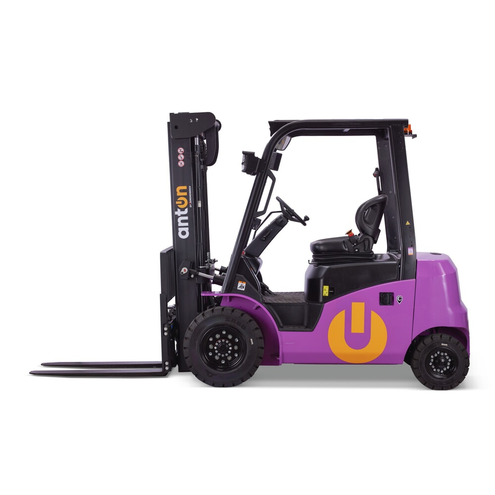 Termékkép: AntOn by Jungheinrich elektromos targonca CBH 2.5 háromtagú teleszkópos emelőoszlop, 4800 mm emelési magasság, 2500 kg teherbírás, Eco időjárásvédő fülke, külső töltővel, 80 V, 60 A, CEE, 5-pólusú