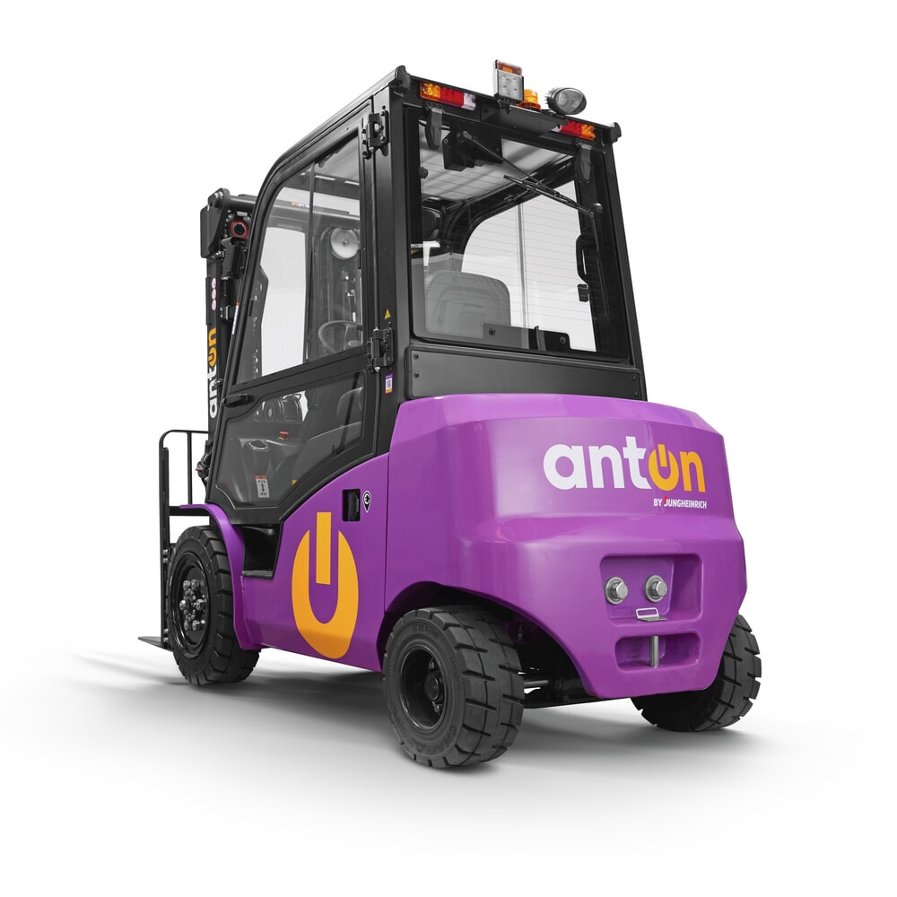 Termékkép száma 4: AntOn by Jungheinrich elektromos targonca CBH 2.5 háromtagú teleszkópos emelőoszlop, 4800 mm emelési magasság, 2500 kg, teherbírás, időjárásvédő fülke Comfort, külső töltővel, 80 V, 60 A, CEE, 5-pólusú