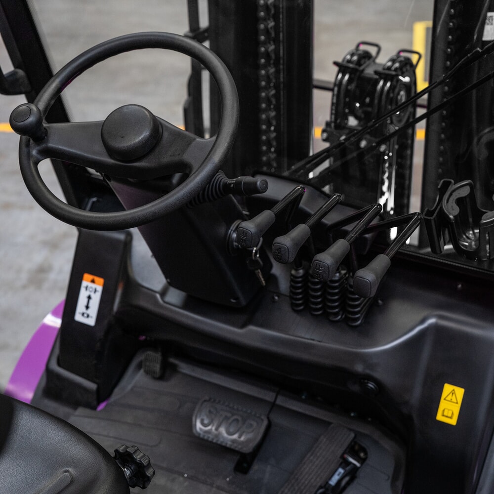 Termékkép száma 9: AntOn by Jungheinrich elektromos targonca CBH 2.5 háromtagú teleszkópos emelőoszlop, 4800 mm emelési magasság, 2500 kg, teherbírás, időjárásvédő fülke Comfort, külső töltővel, 80 V, 60 A, CEE, 5-pólusú