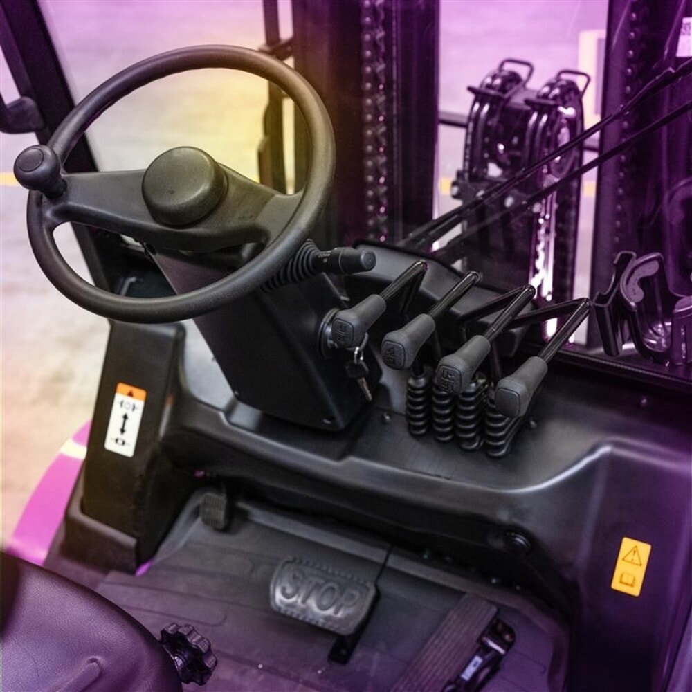 Termékkép száma 7: AntOn by Jungheinrich elektromos targonca CBH 3.0 háromtagú teleszkópos emelőoszlop, 4800 mm emelési magasság, 3000 kg teherbírás, időjárásvédő fülke, külső töltővel, 80 V, 60 A, CEE, 5-pólusú