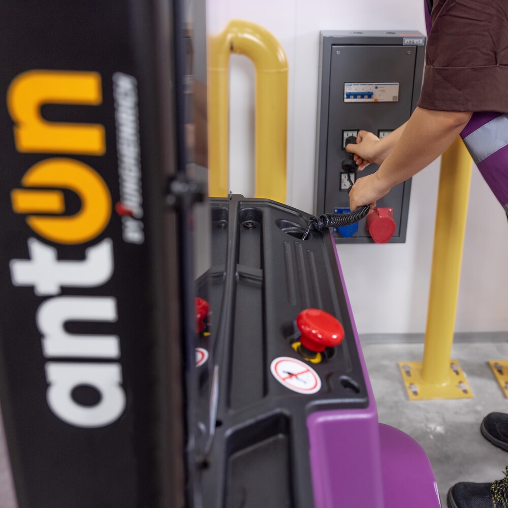 Termékkép száma 11: AntOn by Jungheinrich elektromos gyalogkíséretű targonca PSM 1.2, kéttagú teleszkópos emelőoszloppal, teherbírás 1 200 kg, emelési magasság 2 522 mm