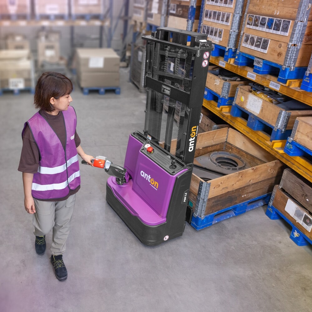 Termékkép száma 12: AntOn by Jungheinrich elektromos gyalogkíséretű targonca PSM 1.2, kéttagú teleszkópos emelőoszloppal, teherbírás 1 200 kg, emelési magasság 2 522 mm