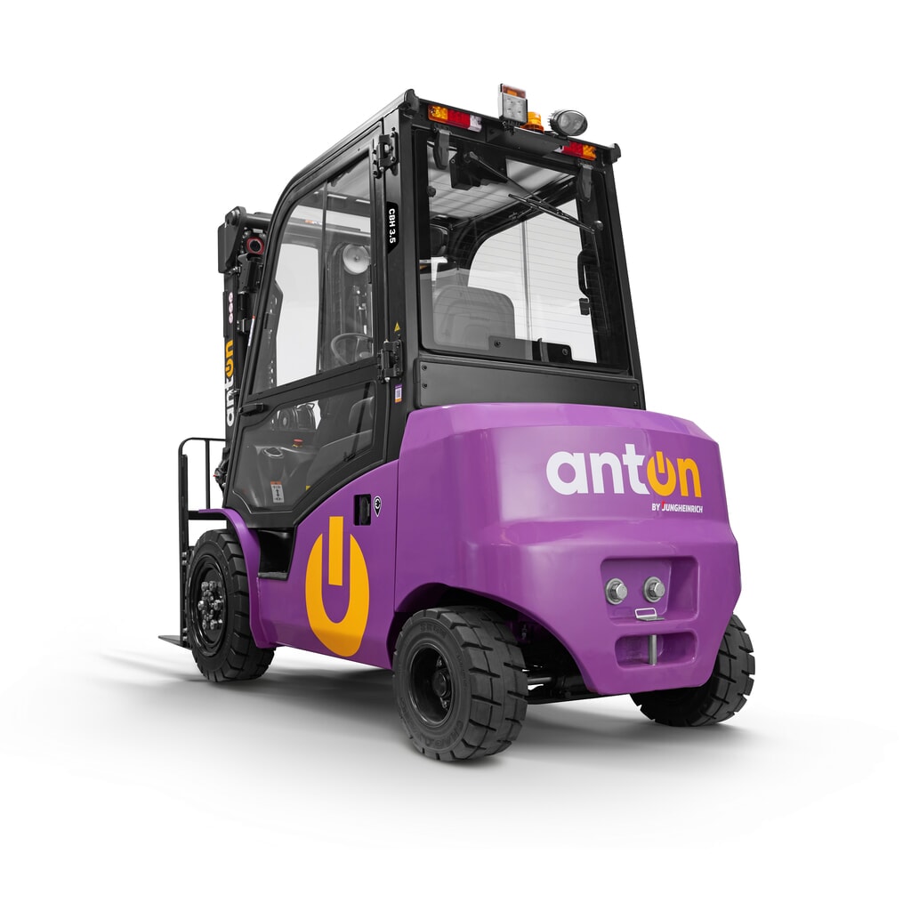 AntOn by Jungheinrich elektromos targonca CBH 3.5 háromtagú teleszkópos emelőoszloppal, 4 800 mm emelési magasság, 3 500 kg teherbírás, időjárásvédő fülke Comfort, külső 80 V-os, 60 A-es, CEE, 5 pólusú töltőkészülékkel Termékkép száma 2: AntOn by Jungheinrich elektromos targonca CBH 3.5 háromtagú teleszkópos emelőoszloppal, 4 800 mm emelési magasság, 3 500 kg teherbírás, időjárásvédő fülke Comfort, külső 80 V-os, 60 A-es, CEE, 5 pólusú töltőkészülékkel