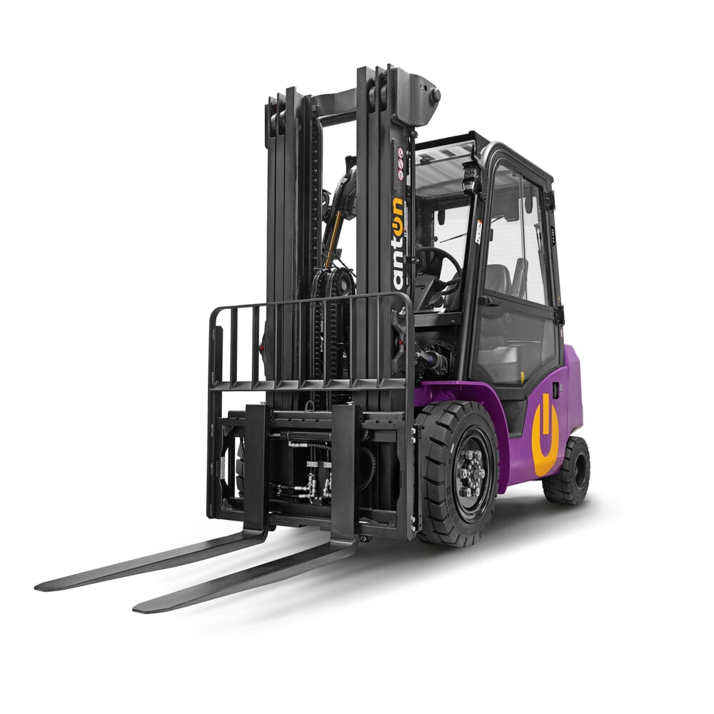 Termékkép: AntOn by Jungheinrich elektromos targonca CBH 3.5 háromtagú teleszkópos emelőoszloppal, 4 800 mm emelési magasság, 3 500 kg teherbírás, időjárásvédő fülke Comfort, külső 80 V-os, 60 A-es, CEE, 5 pólusú töltőkészülékkel