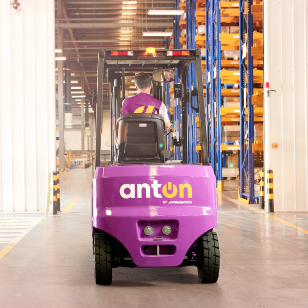 Termékkép száma 4: AntOn by Jungheinrich elektromos targonca CBH 3.5 kéttagú teleszkópos emelőoszloppal, 3 300 mm emelési magasság, 3 500 kg teherbírás, külső 80 V, 60 A, CEE, 5 pólusú töltőkészülékkel