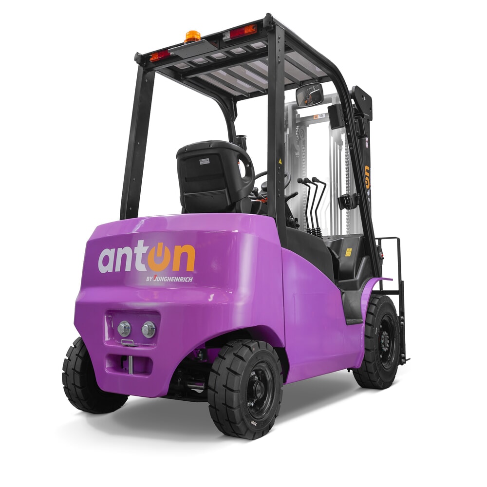 Termékkép száma 3: AntOn by Jungheinrich elektromos targonca CBH 3.5 háromtagú teleszkópos emelőoszloppal, 4 800 mm emelési magasság, 3 500 kg teherbírás, időjárásvédő fülke Eco, külső 80 V-os, 60 A-es, CEE, 5 pólusú töltőkészülékkel