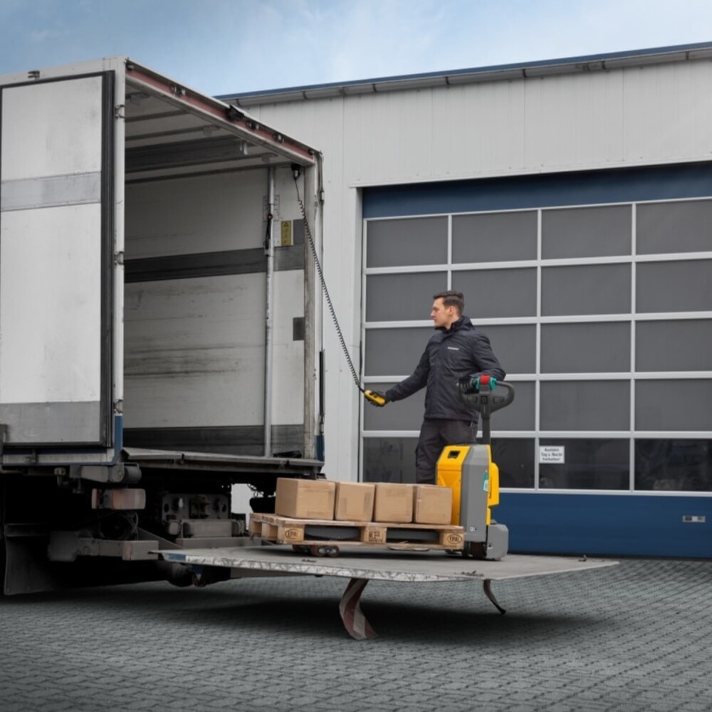 Termékkép száma 9: Jungheinrich AME 15 elektromos emelőkocsi, teherbírás 1 500 kg, villahossz 1 150 mm, különleges villaszélesség 670 mm, tandem görgők