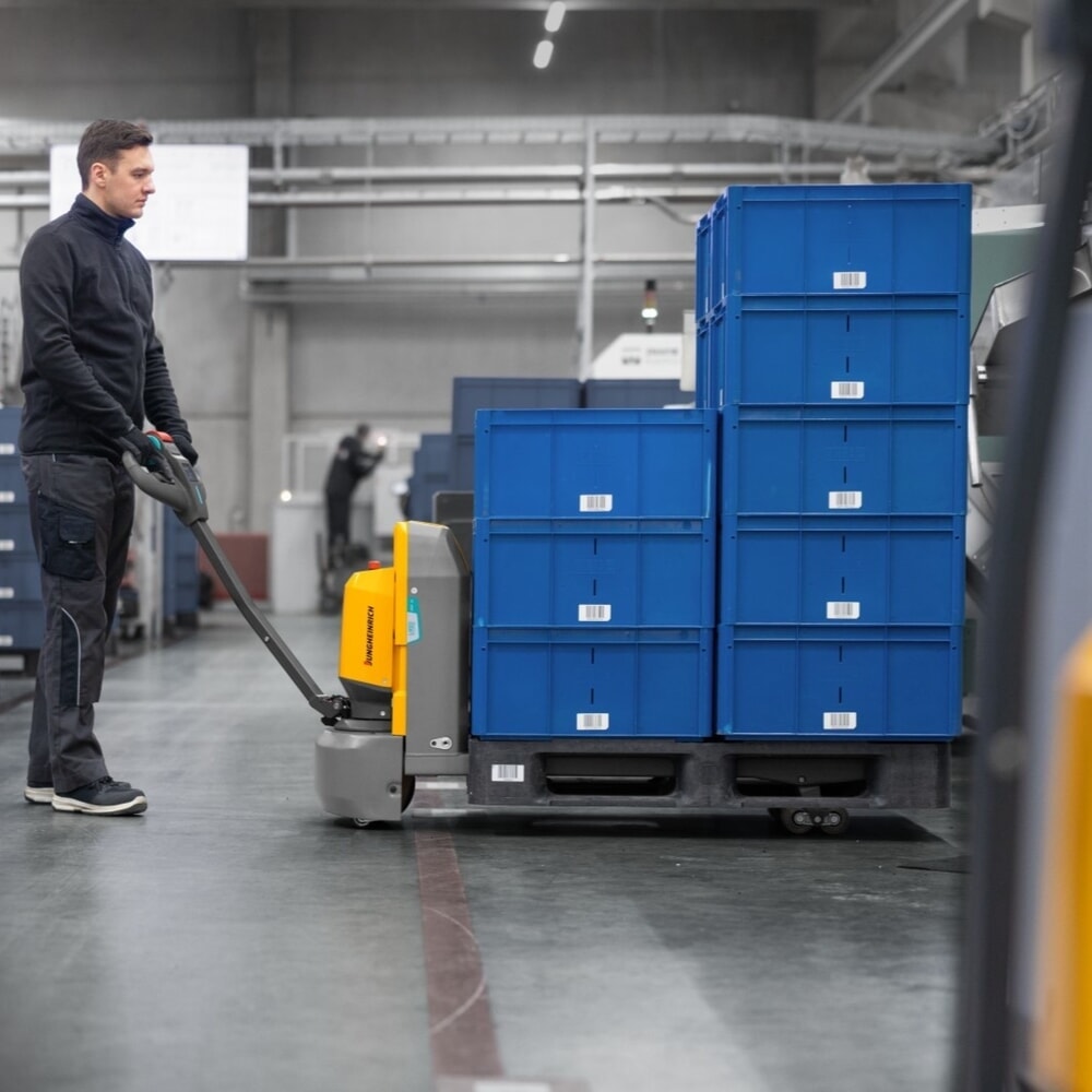 Termékkép száma 7: Jungheinrich AME 18 elektromos emelőkocsi, teherbírás 1 800 kg, villahossz 1 150 mm, különleges villaszélesség 670 mm, tandem görgők