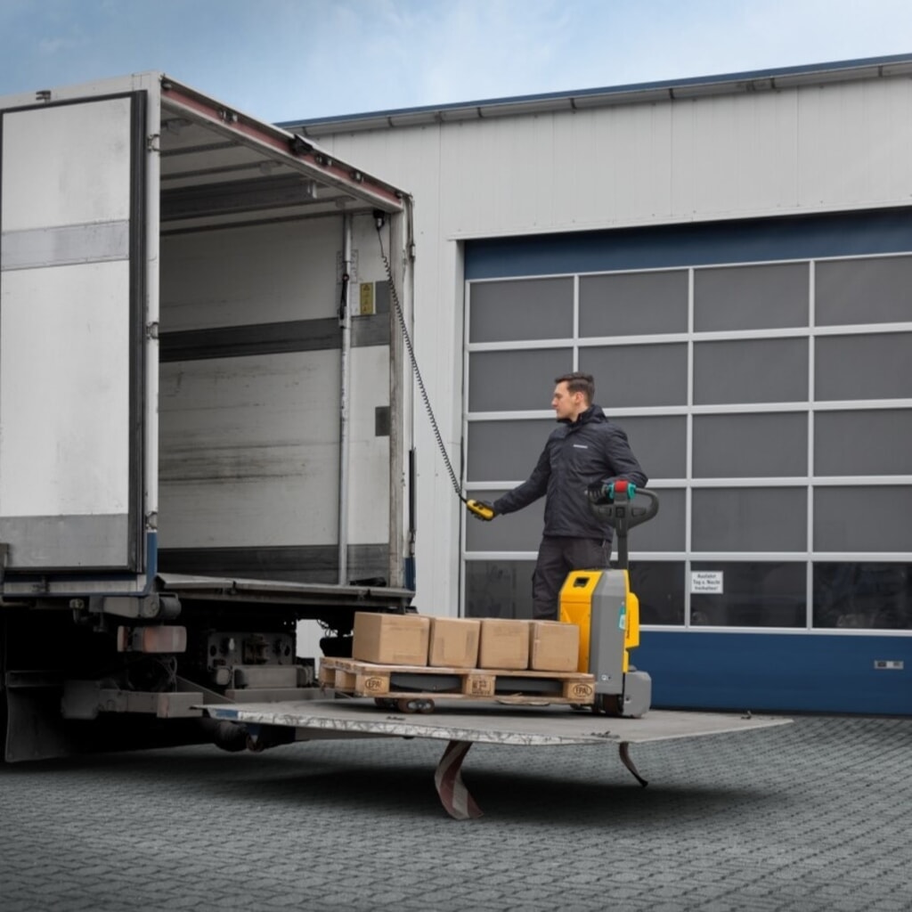 Jungheinrich AME 18 elektromos emelőkocsi, teherbírás 1 800 kg, villahossz 1 150 mm, különleges villaszélesség 670 mm, tandem görgők Termékkép száma 8: Jungheinrich AME 18 elektromos emelőkocsi, teherbírás 1 800 kg, villahossz 1 150 mm, különleges villaszélesség 670 mm, tandem görgők