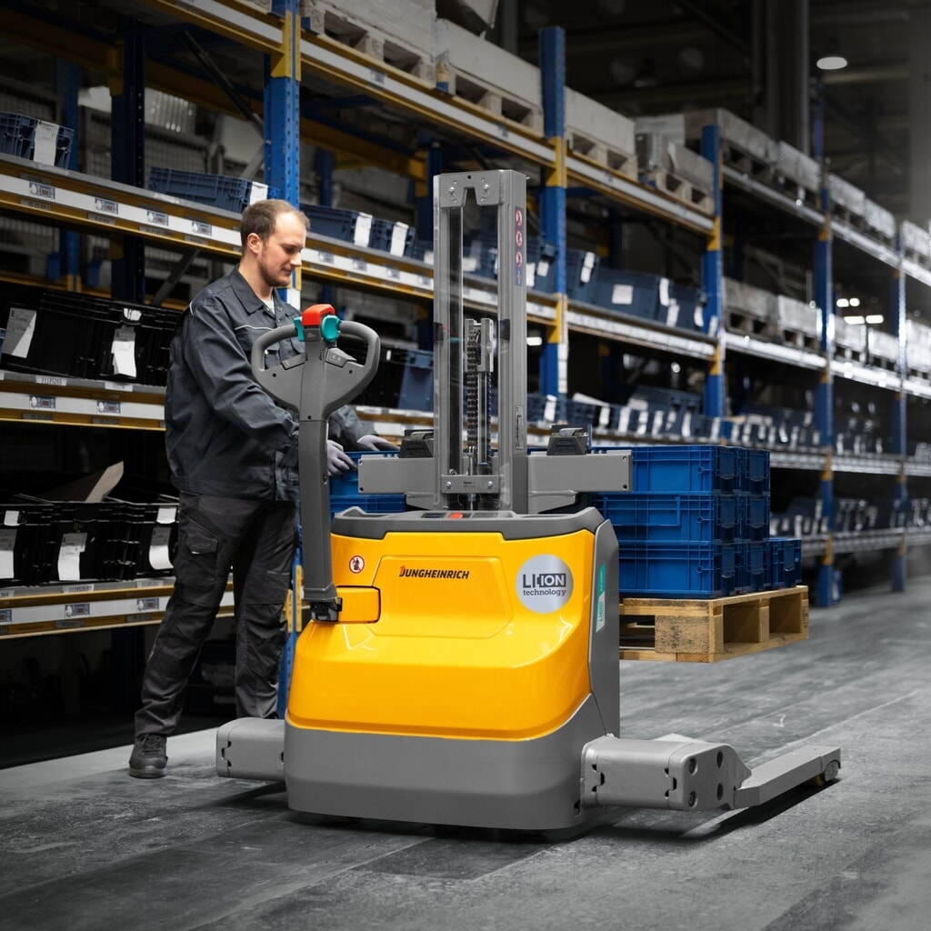 Termékkép száma 7: Jungheinrich EJC 110bi E elektromos gyalogkíséretű targonca, mono oszlop, emelési magasság 1230 mm, teherbírás 1200 kg, proporcionális hidraulika, kerékkartávolság 891 mm