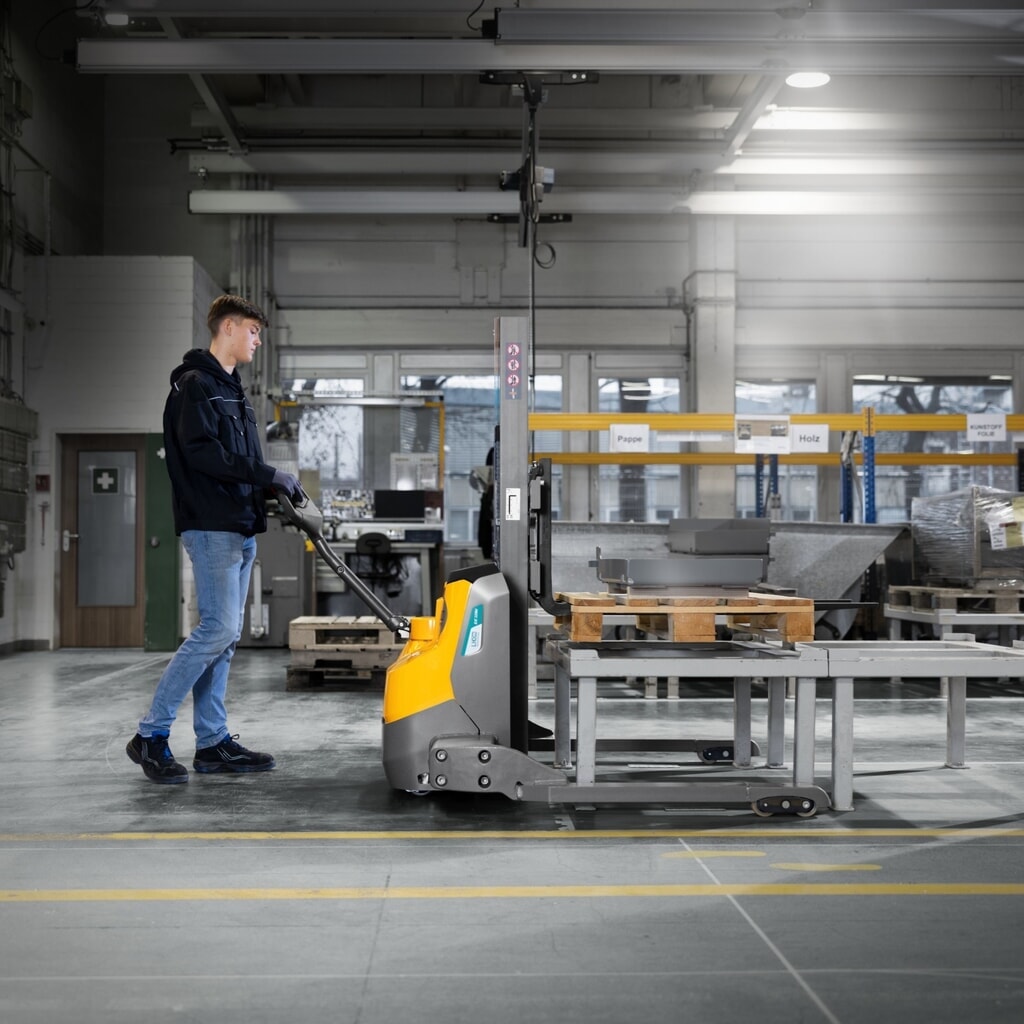 Termékkép száma 9: Jungheinrich EJC 110bi E elektromos gyalogkíséretű targonca, mono oszlop, emelési magasság 1230 mm, teherbírás 1200 kg, proporcionális hidraulika, kerékkartávolság 891 mm