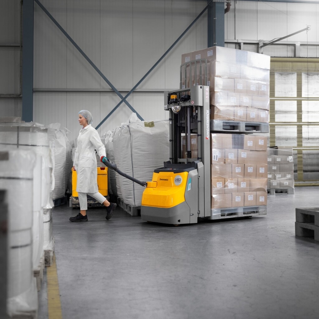 Jungheinrich EJC 110zi ZT elektromos gyalogkíséretű targonca, kéttagú teleszkópos emelőoszlop, emelési magasság 2590 mm, teherbírás 1000 kg, proporcionális hidraulika, két raklap egyidejű kezelése funkció Termékkép száma 5: Jungheinrich EJC 110zi ZT elektromos gyalogkíséretű targonca, kéttagú teleszkópos emelőoszlop, emelési magasság 2590 mm, teherbírás 1000 kg, proporcionális hidraulika, két raklap egyidejű kezelése funkció