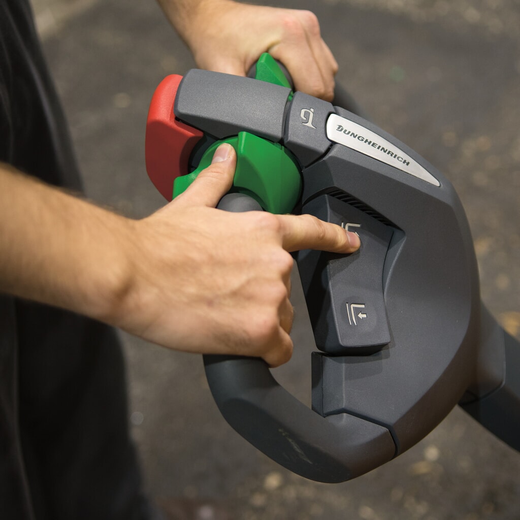 Termékkép száma 3: Jungheinrich EJC 110/DZ elektromos gyalogkíséretű targonca, háromtagú teleszkópos emelőoszlop, emelési magasság 4390 mm, teherbírás 1000 kg, proporcionális hidraulika, Aquamatik